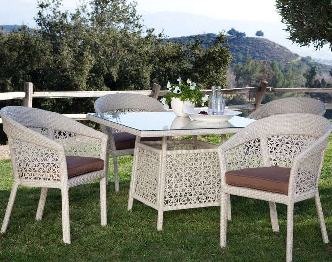 tham-khao-dia-chi-cung-cap-ban-ghe-san-vuon-gia-re-tai-ha-noi- 7